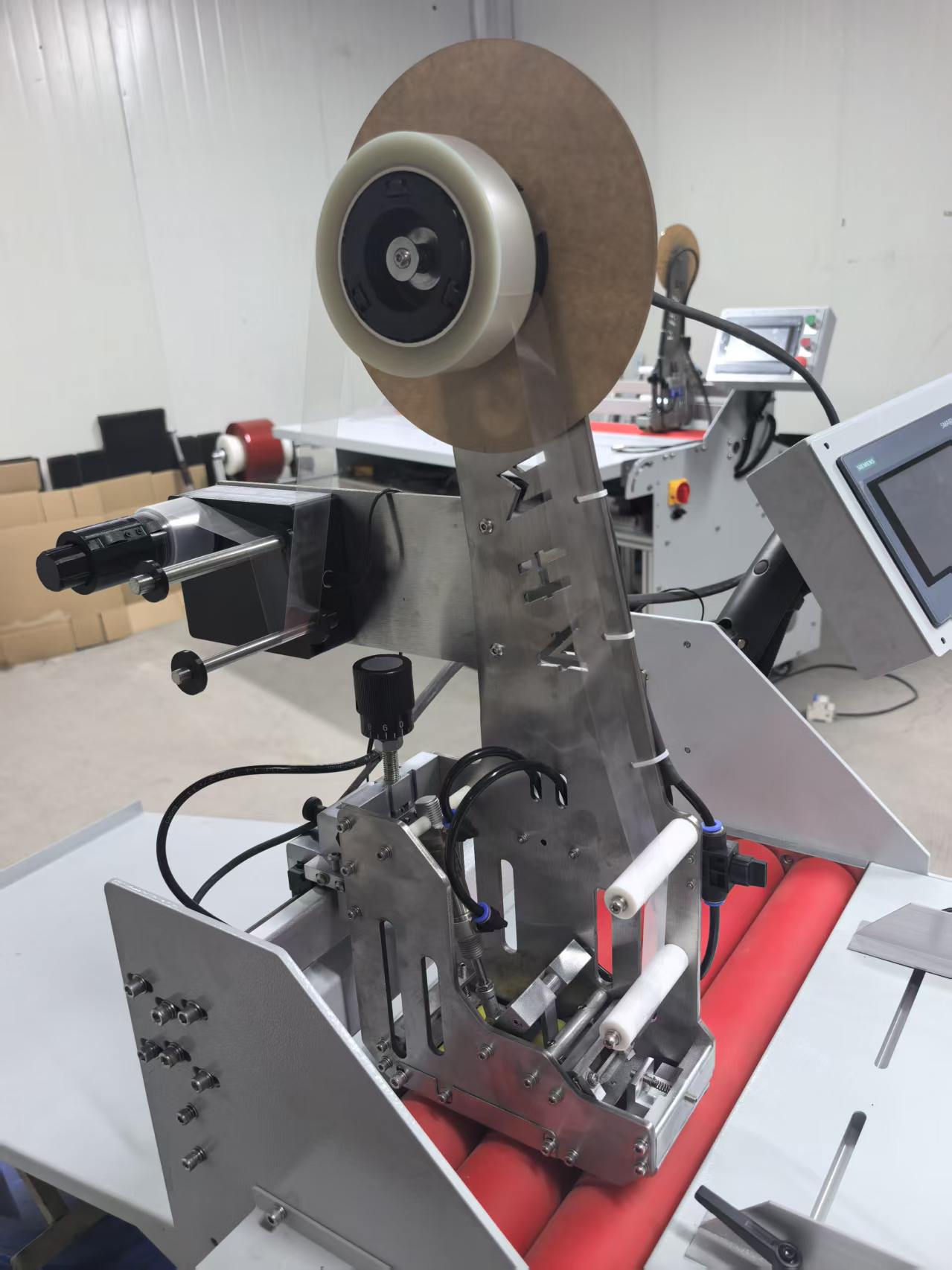 DAAP standalone applicator processing 3M 7730FL tape and automatically rewinding the liner. DAAP standalone applicator processing 3M 7730FL tape and automatically rewinding the liner.